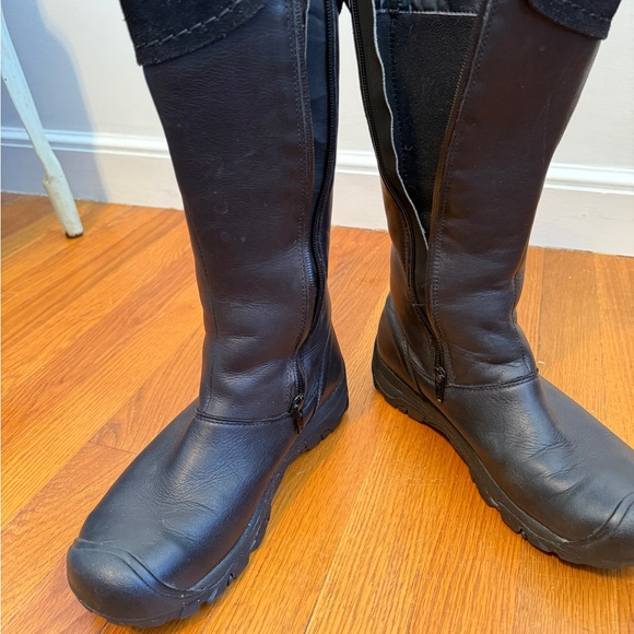 KEEN LAKEN HIGH BOOTS, W8.5 in Black - Picture 7 of 10